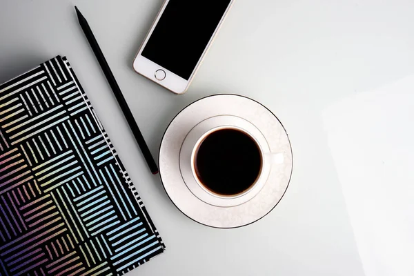 コーヒー カップ スマート フォンと文房具のオフィス デスク — ストック写真
