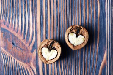 Ceviz ahşap dokulu arka plan üzerinde iki yarısı