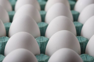 Mavi karton kutu içinde beyaz yumurta