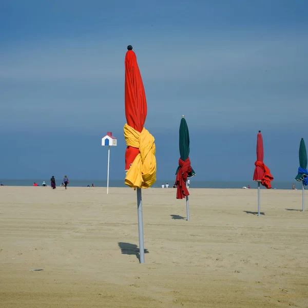 Sonnenschirme Deauville Farbenfroher Trendiger Urlaubsort Der Normandie Frankreich — Stockfoto