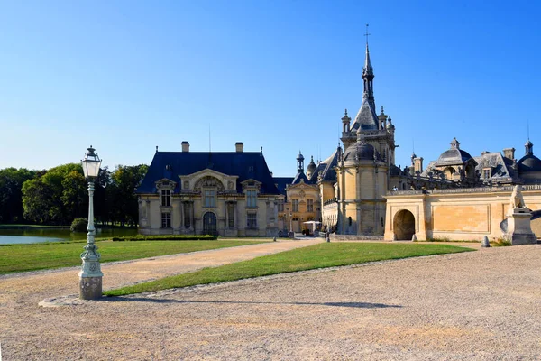 Chantilly Francja Sierpień 2018 Widok Zabytkowy Zamek Chantilly Staw Zielony — Zdjęcie stockowe