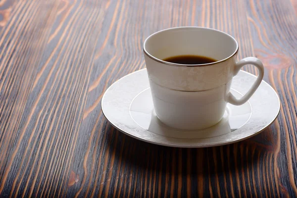 Ahşap Arka Plan Üzerinde Plaka Ile Beyaz Fincan Kahve Servis — Stok fotoğraf