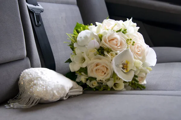 Tenero Bouquet Sposa Con Borsa Bianca Auto Sedersi — Foto Stock