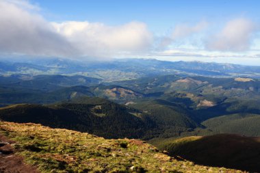 Manzara yüksek tepeler ile geniş Ukraynalı Karpat Dağları'nın