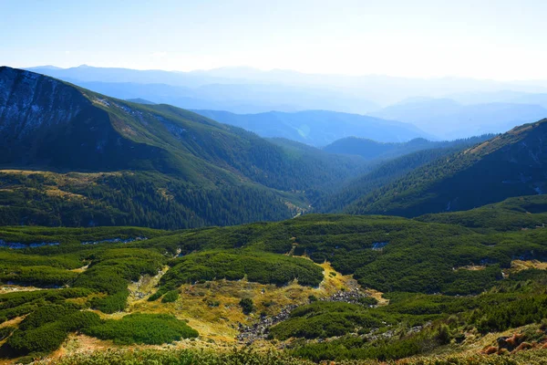 Lanskap Dari Pegunungan Ukraina Carpathia Yang Luas Dengan Puncak Tinggi — Stok Foto