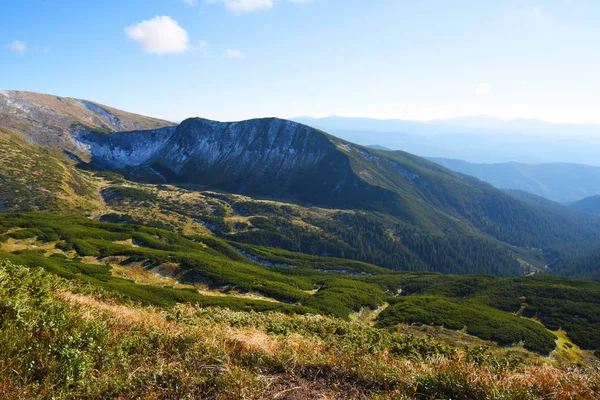 Lanskap Dari Pegunungan Ukraina Carpathia Yang Luas Dengan Puncak Tinggi — Stok Foto