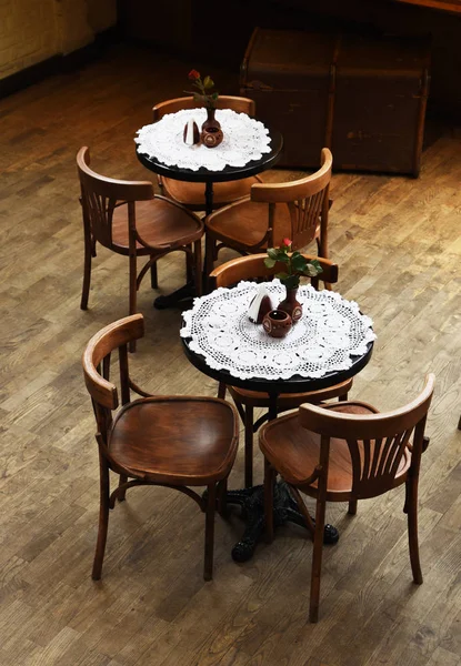 つのテーブルと椅子のある古いカフェのインテリア — ストック写真