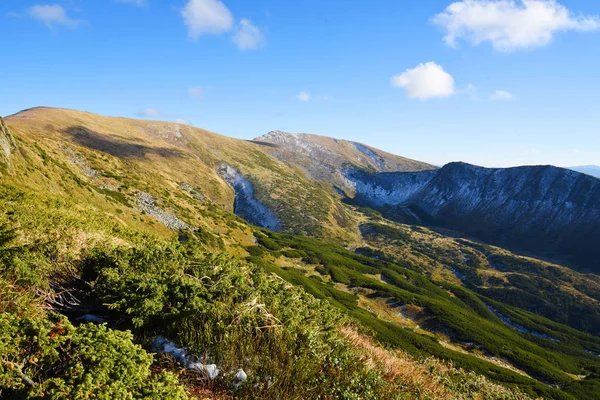 Landskap Bred Ukrainska Karpaterna Med Höga Toppar — Stockfoto