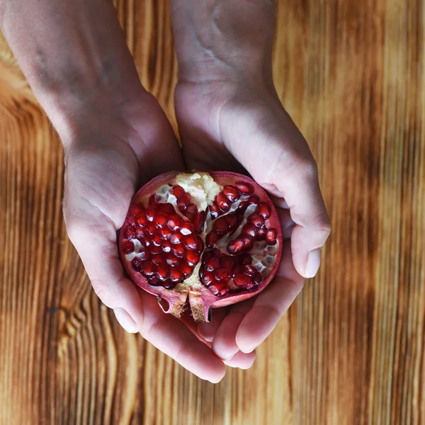 Stäng Kvinna Med Granatäpple Händerna — Stockfoto