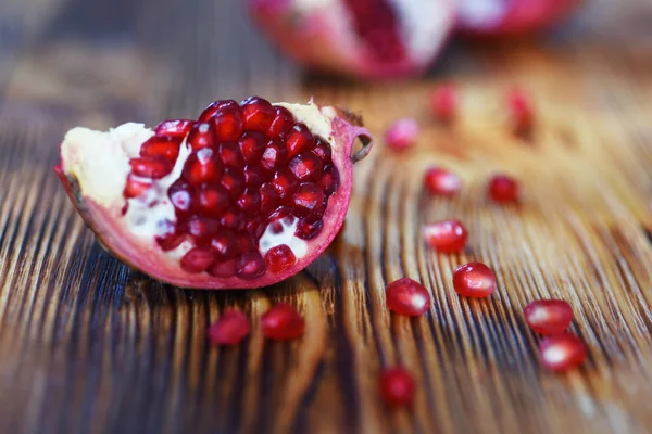 Moget Granatäpple Träbord — Stockfoto