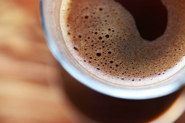 Tahta masada bir fincan kahve.