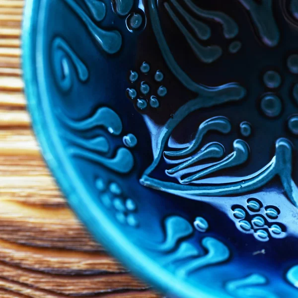 Placa Cerâmica Azul Decorada Fundo Madeira — Fotografia de Stock