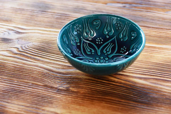 Dekorierte Blaue Keramikteller Auf Holzgrund — Stockfoto