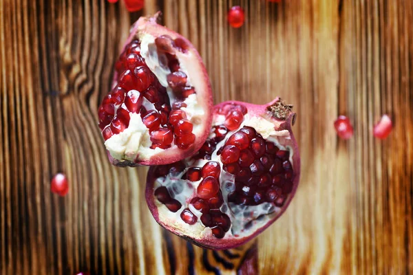 Moget Granatäpple Träbord — Stockfoto