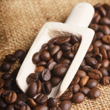 Beyaz yas zemin üzerine kavrulmuş kahve çekirdekleri ile kepçe