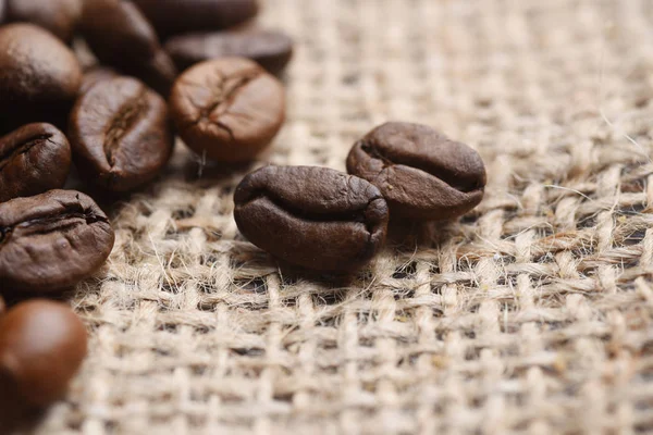 Rostade Kaffebönor Säckväv Bakgrund — Stockfoto