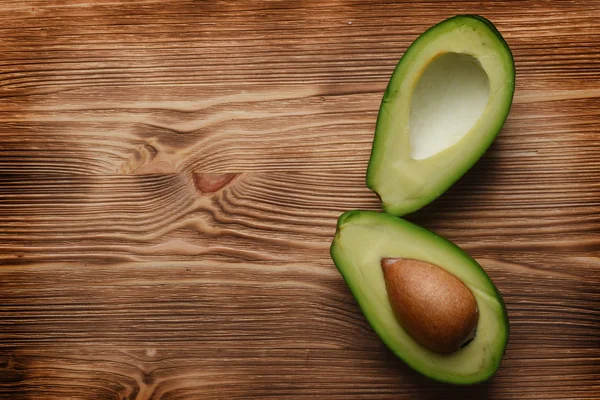 Frische Bio Avocado Auf Altem Holztisch — Stockfoto