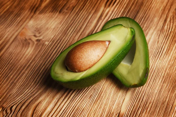 Frische Bio Avocado Auf Altem Holztisch — Stockfoto