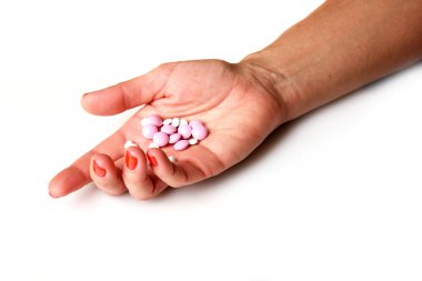 elinde birçok tablet ile kız