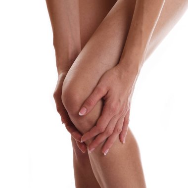 Beyaz arka plan üzerinde izole diz masaj kadın