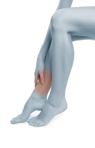 Mulher massageando pernas isoladas — Fotografia de Stock