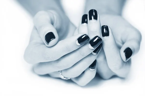 Jentehånd Med Svarte Manikyrnegler – stockfoto