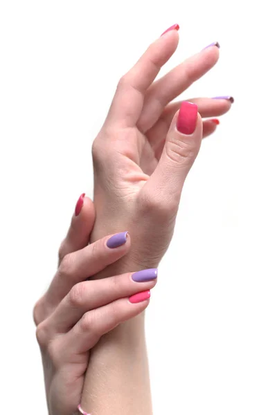Frauenhände Mit Farbigem Nagellack Maniküre Isoliert Auf Weiß — Stockfoto
