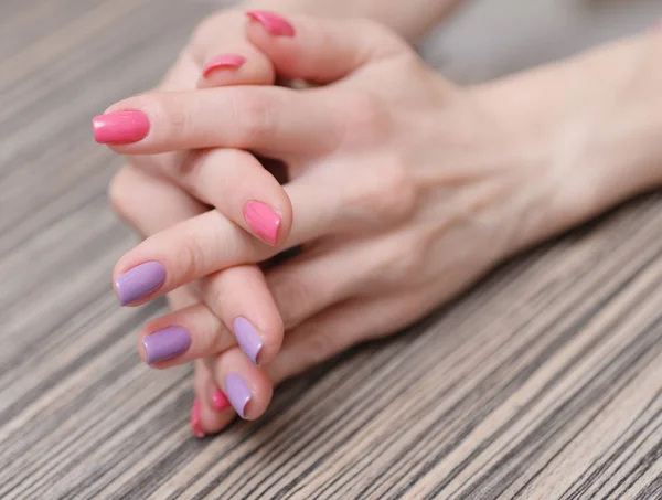 Mâinile Femeilor Lac Unghii Colorat — Fotografie, imagine de stoc