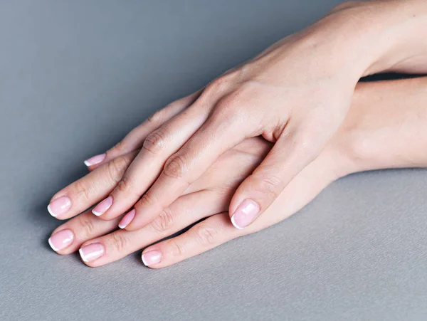 Hermosas Manos Femeninas Con Manicura Francesa — Foto de Stock