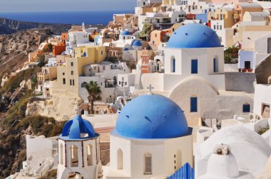 Yunanistan 'ın Santorini adasında beyaz mimari.