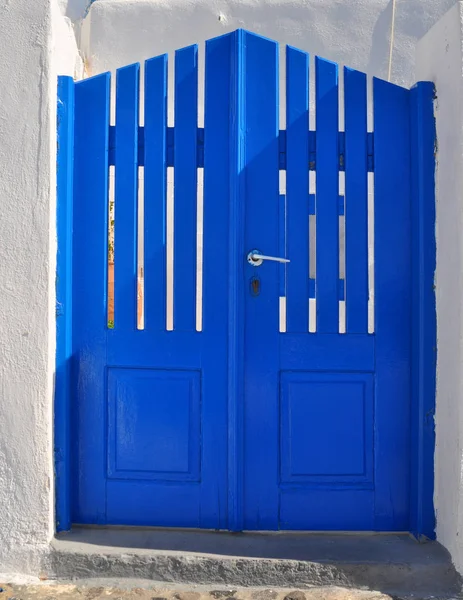 Mavi Beyaz Duvar Ahşap Kapı — Stok fotoğraf