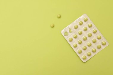 Yeşil kapsül paket