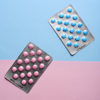 Kopya alanı ile pastel arka planda pembe ve mavi tabletler