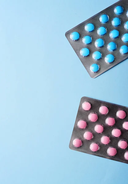 Rosa Och Blå Tabletter Pastell Bakgrund Med Kopierings Utrymme — Stockfoto