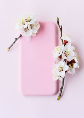Çiçeklenme kiraz dalları ile pembe akıllı telefon kılıfı