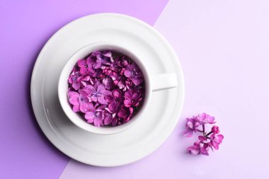 Tabak ile fincan parlak leylak çiçekler