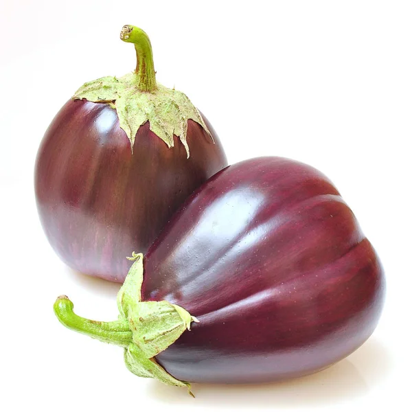 Berenjenas Maduras Vegetales Aislados Sobre Fondo Blanco — Foto de Stock