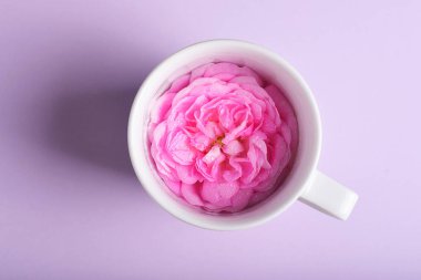 Tabak ile fincan parlak pembe çiçekler