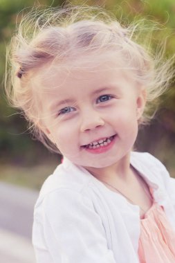 Örgülü sevimli sarışın gülümseyen kız portresi