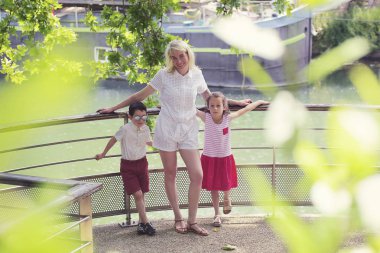 Parkta nehir de poz çocuklu anne