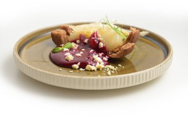 bir tabaktabakta süt sosu ile armut tatlı