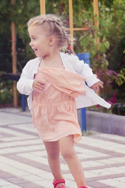  parkta yürüyen küçük kız