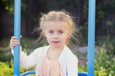 bir yürüyüşte gülümseyen kız