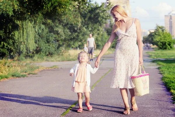 Mor Med Lilla Dotter Promenader Parken — Stockfoto
