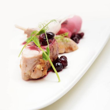 Böğürtlen ve lahanayla servis edilen et.