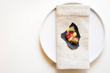 Restoran yemeği, soslu çiğ somon.