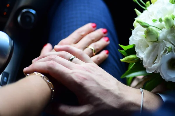 Famale Brauthand Auf Den Beinen Des Ehemanns — kostenloses Stockfoto