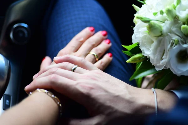 Руки Тримають Букет Квітів — Безкоштовне стокове фото