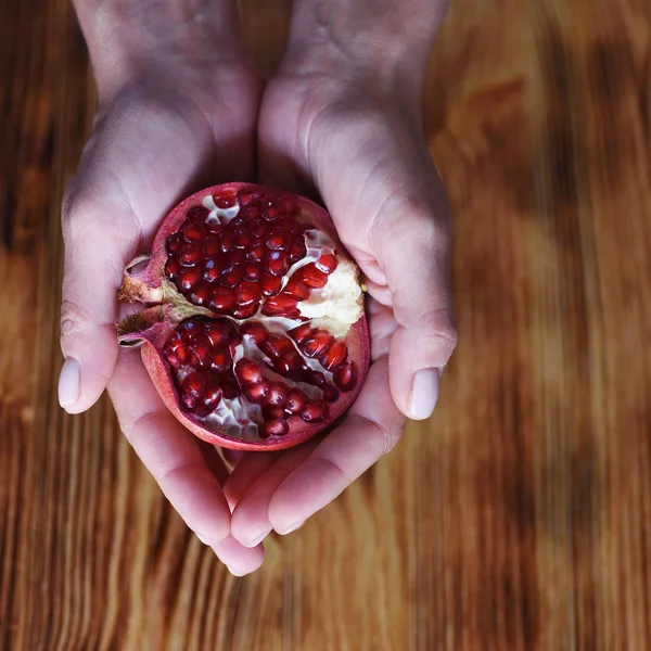 Ljust Saftigt Granatäpple Händerna — Stockfoto