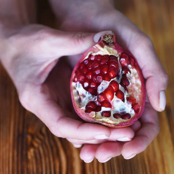 Fresh Pomegranate Hands — Stockfoto